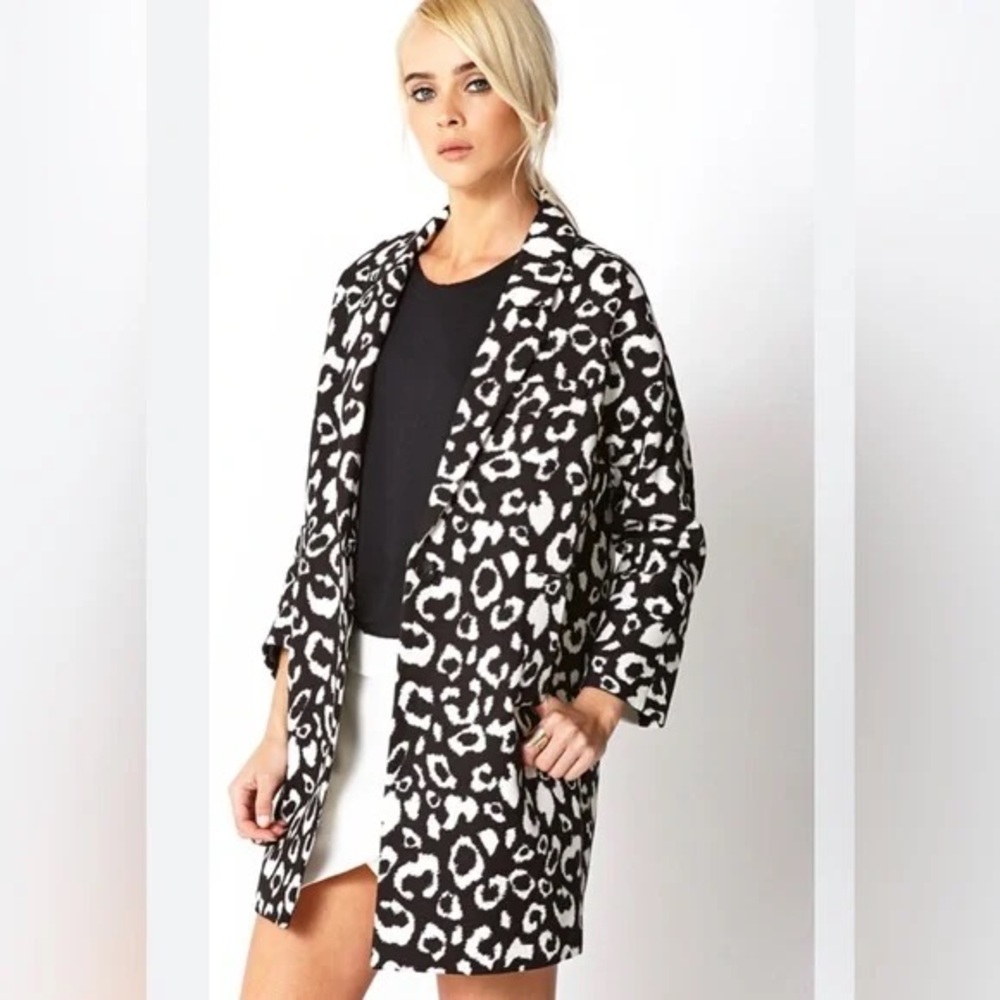 Black & white abstract animal print 60s vibes cocoon shaped cotton blend jacket